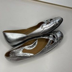Born Women's Size 8M Metallic Silver Flat Shoes W91030 EU 39 great condition